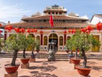 Bonsaibäume und Lampions vor dem Nguyen Huu Canh Tempel - Chau Doc - Vietnam